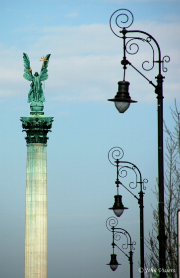 103.jpg 
363 x 560 JPEG-compressed image 
(138,980 bytes)