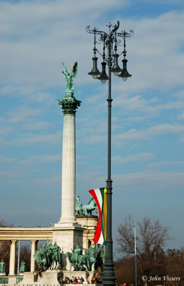 105.jpg 
361 x 560 JPEG-compressed image 
(140,319 bytes)
