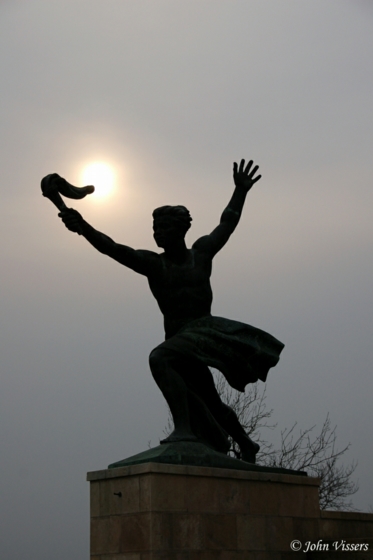 166.jpg 
373 x 560 JPEG-compressed image 
(97,306 bytes)