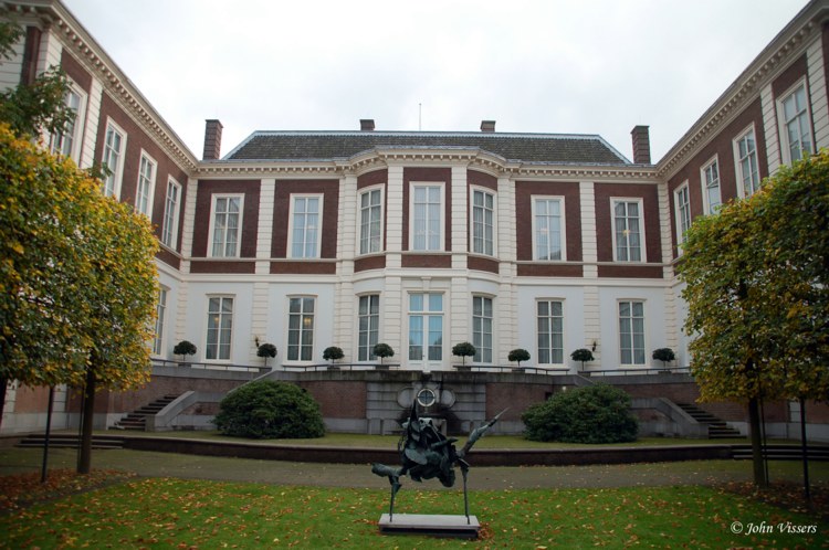 133.jpg 
750 x 498 compressed image 
(105,215 bytes)