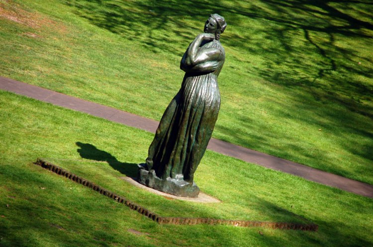 102.jpg 
750 x 498 compressed image 
(121,631 bytes)