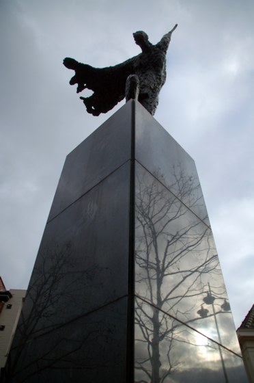 109.jpg 
372 x 560 compressed image 
(32,050 bytes)