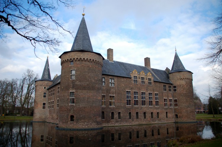 121.jpg 
750 x 498 compressed image 
(90,050 bytes)