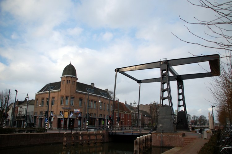 127.jpg 
750 x 498 compressed image 
(73,525 bytes)