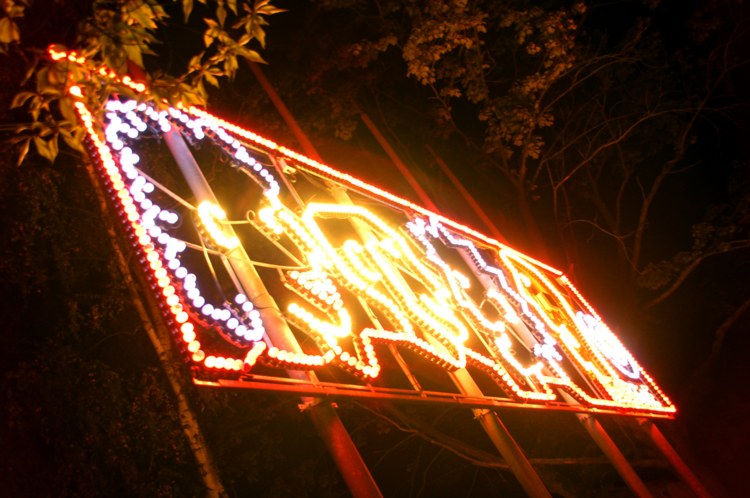 119.jpg 
750 x 498 compressed image 
(93,289 bytes)