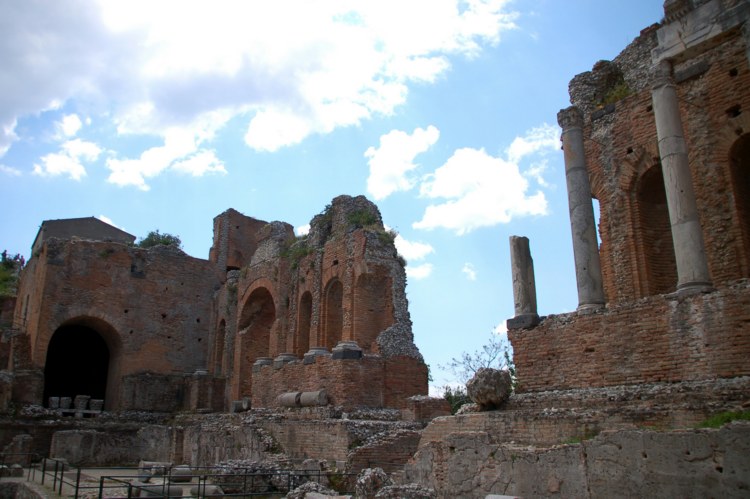 106.jpg 
750 x 499 compressed image 
(83,860 bytes)